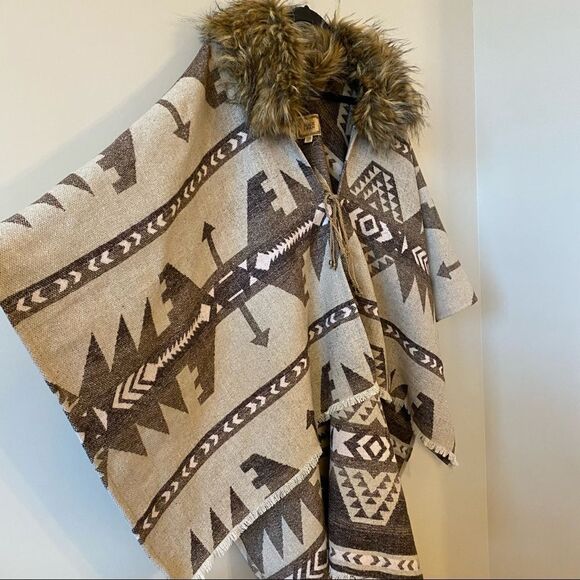 Black Swan-Aztec Faux Fur Collar Fall/Winter Poncho - Picture 5 of 13